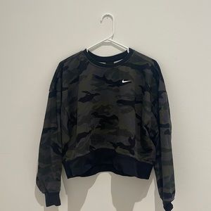 Cropped Camo Nike crew